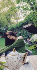 何穗清新绿衣置身花园悠闲写真图片