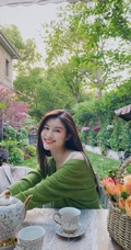何穗清新绿衣置身花园悠闲写真图片