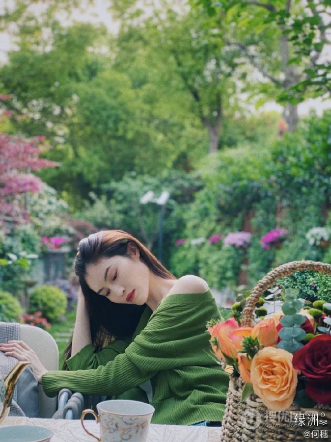 何穗清新绿衣置身花园悠闲写真图片