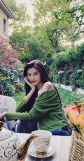何穗清新绿衣置身花园悠闲写真图片