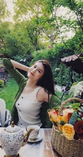 何穗清新绿衣置身花园悠闲写真图片