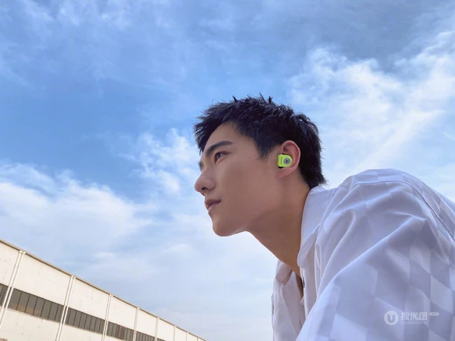 杨洋短发发型帅气阳光街拍写真图片