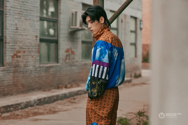 王子异个性潮装现身老房子街道超真实写真照片