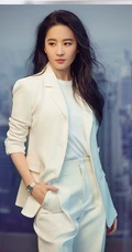 刘亦菲全白look西装套装气质美丽大方写真图片