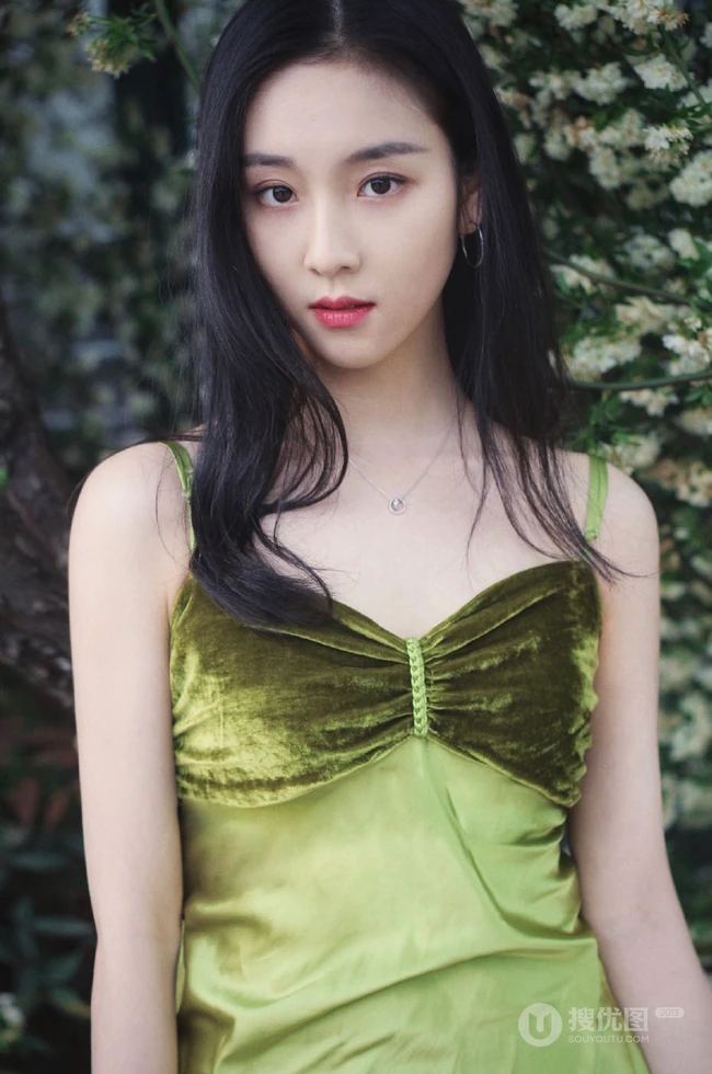 纯少女葛施敏户外街拍写真美照