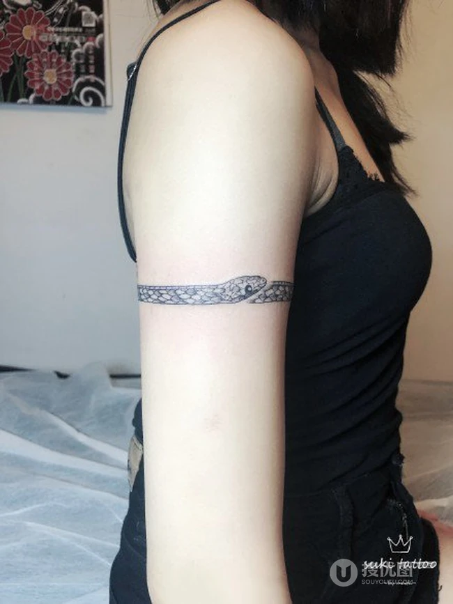 蛇纹身图案图片，女生身体各部位气质小蛇彩绘纹身图片 第6张