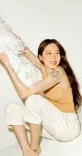 孔孝真时尚休闲装系列高清写真图片，散发超越年龄的的时尚