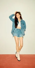 孔孝真时尚休闲装系列高清写真图片，散发超越年龄的的时尚