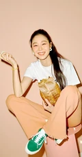 孔孝真时尚休闲装系列高清写真图片，散发超越年龄的的时尚