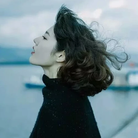 海边女生，海边吹海风的女生一个人唯美意境背影图片