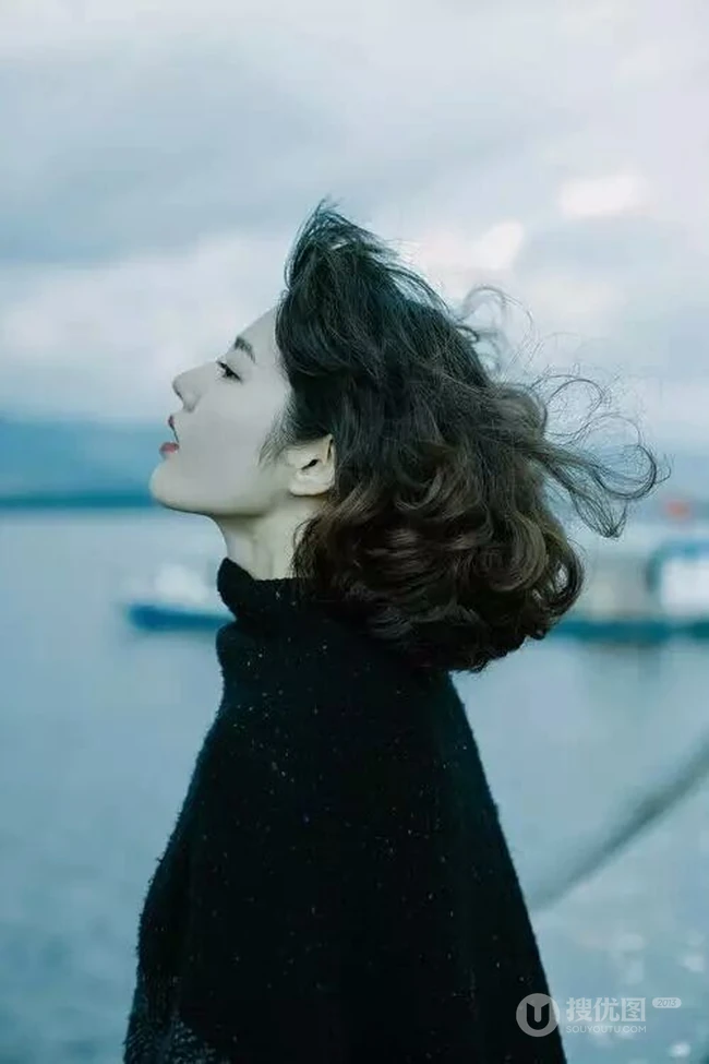 海边女生，海边吹海风的女生一个人唯美意境背影图片