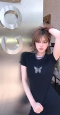 周扬青微博气质紧身黑色连衣装，线条感白皙修长，身材完美