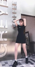 周扬青微博气质紧身黑色连衣装，线条感白皙修长，身材完美