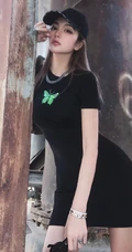 周扬青微博气质紧身黑色连衣装，线条感白皙修长，身材完美