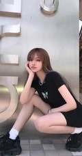 周扬青微博气质紧身黑色连衣装，线条感白皙修长，身材完美