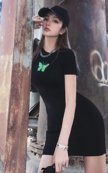 周扬青微博气质紧身黑色连衣装，线条感白皙修长，身材完美