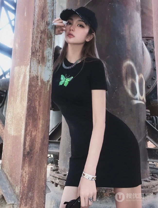周扬青微博气质紧身黑色连衣装，线条感白皙修长，身材完美