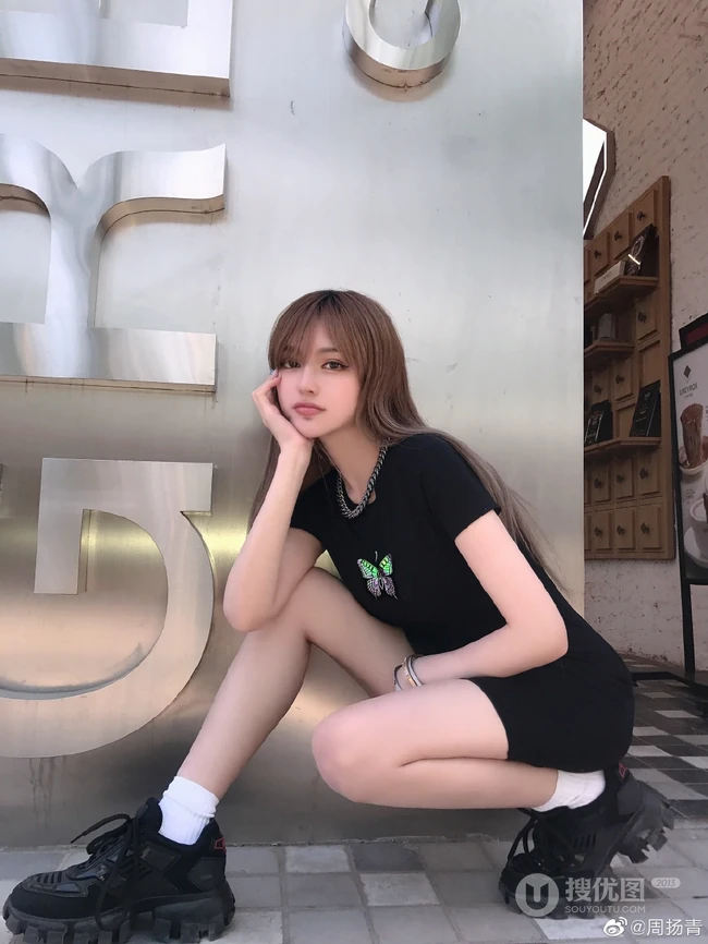 周扬青微博气质紧身黑色连衣装，线条感白皙修长，身材完美