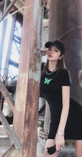 周扬青微博气质紧身黑色连衣装，线条感白皙修长，身材完美