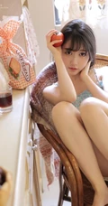 浅粉漂亮好看的大眼睛气质女生居家看美食刊物惬意私密图片
