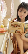 浅粉漂亮好看的大眼睛气质女生居家看美食刊物惬意私密图片