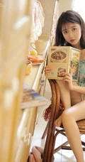 浅粉漂亮好看的大眼睛气质女生居家看美食刊物惬意私密图片