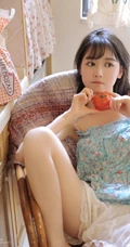 浅粉漂亮好看的大眼睛气质女生居家看美食刊物惬意私密图片