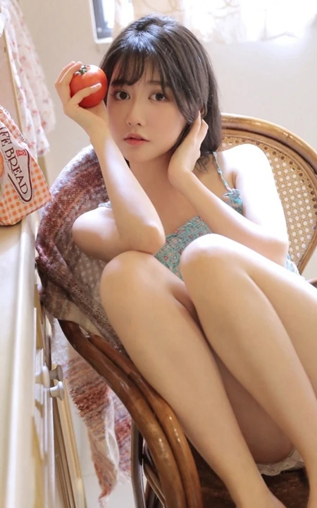 浅粉漂亮好看的大眼睛气质女生居家看美食刊物惬意私密图片