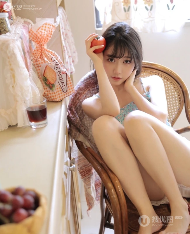 浅粉漂亮好看的大眼睛气质女生居家看美食刊物惬意私密图片
