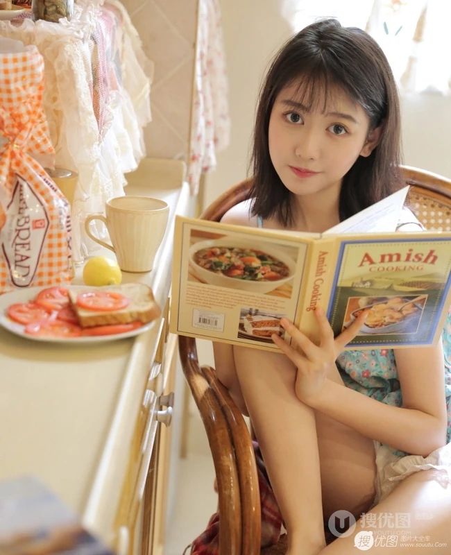 浅粉漂亮好看的大眼睛气质女生居家看美食刊物惬意私密图片
