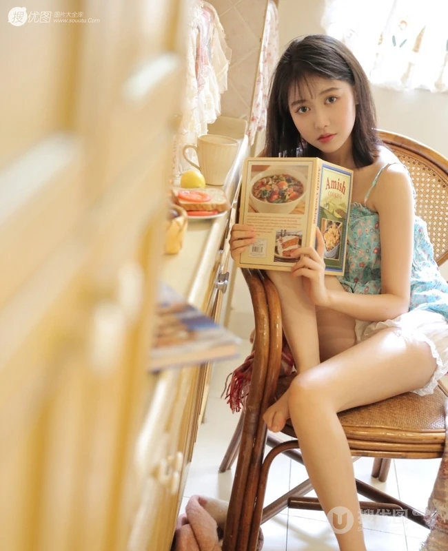 浅粉漂亮好看的大眼睛气质女生居家看美食刊物惬意私密图片
