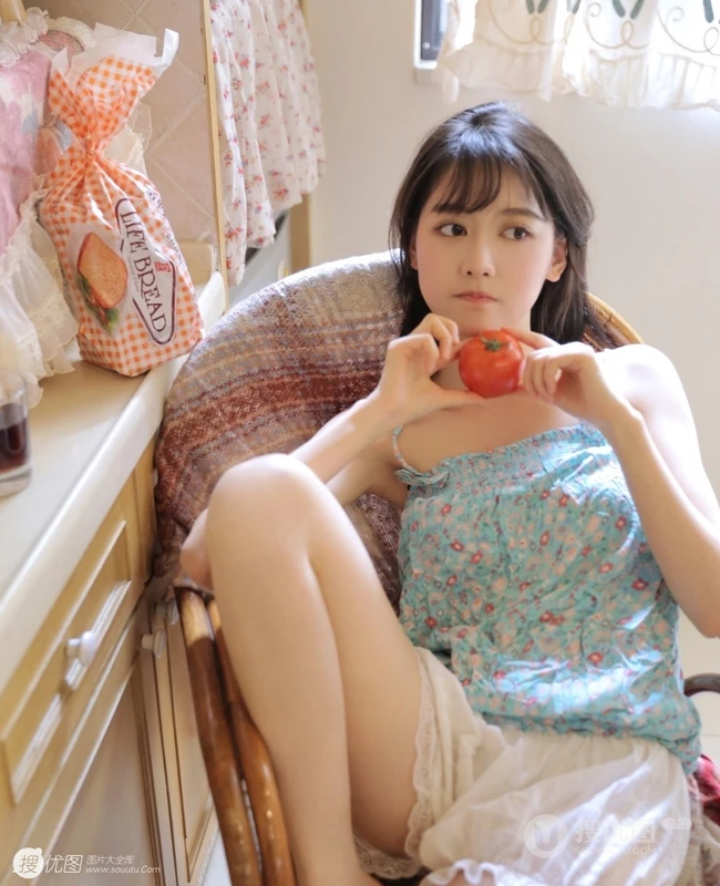 浅粉漂亮好看的大眼睛气质女生居家看美食刊物惬意私密图片