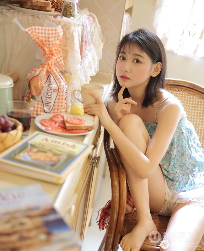 浅粉漂亮好看的大眼睛气质女生居家看美食刊物惬意私密图片