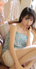 浅粉漂亮好看的大眼睛气质女生居家看美食刊物惬意私密图片