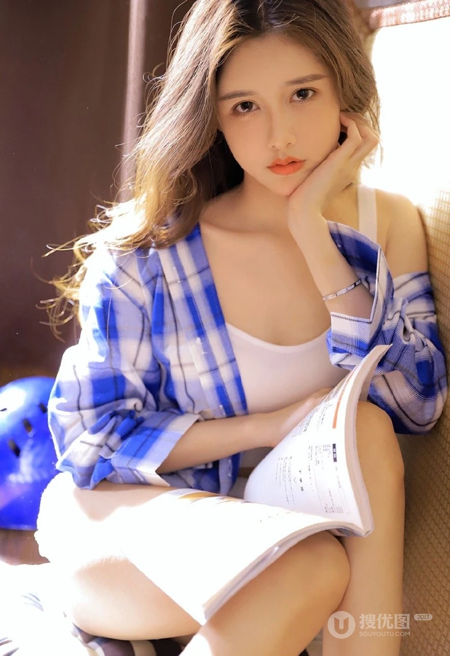 笑容甜美气质时尚浅粉女生小姐姐格纹衬衣下的苗条身材真动人