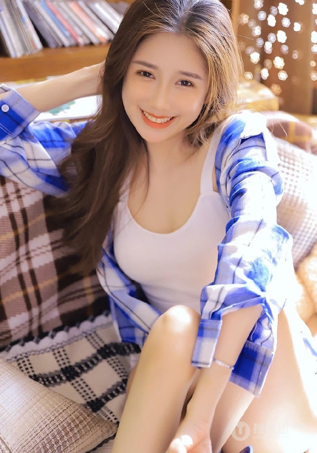 笑容甜美气质时尚浅粉女生小姐姐格纹衬衣下的苗条身材真动人