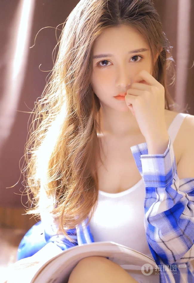 笑容甜美气质时尚浅粉女生小姐姐格纹衬衣下的苗条身材真动人