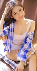 笑容甜美气质时尚浅粉女生小姐姐格纹衬衣下的苗条身材真动人