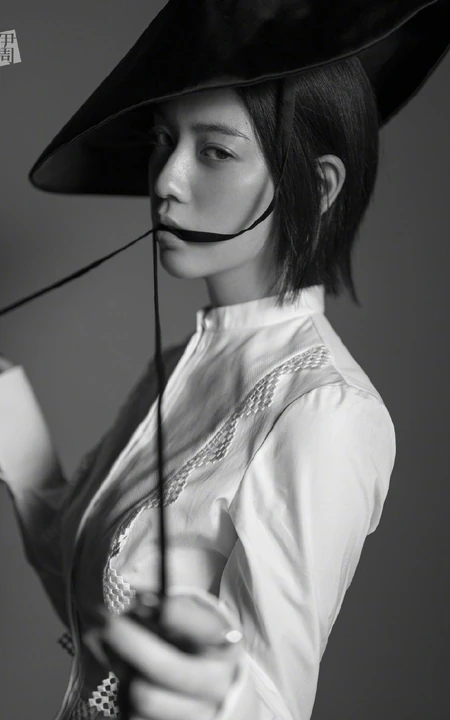三吉彩花个性非主流格调《伊周》杂志写真图集美照