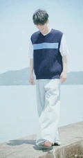 肖战清新淡然休闲装海边写真图片，此刻就是自若的阳光男神