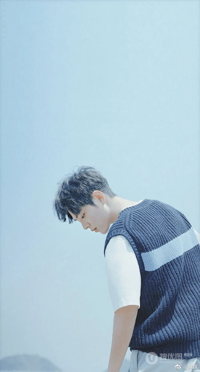肖战清新淡然休闲装海边写真图片，此刻就是自若的阳光男神