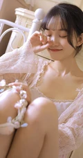 清凉肩带睡裙白皙浅粉少女室内清新吸睛私密写真图片集