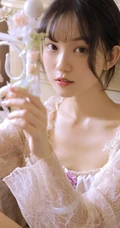 清凉肩带睡裙白皙浅粉少女室内清新吸睛私密写真图片集