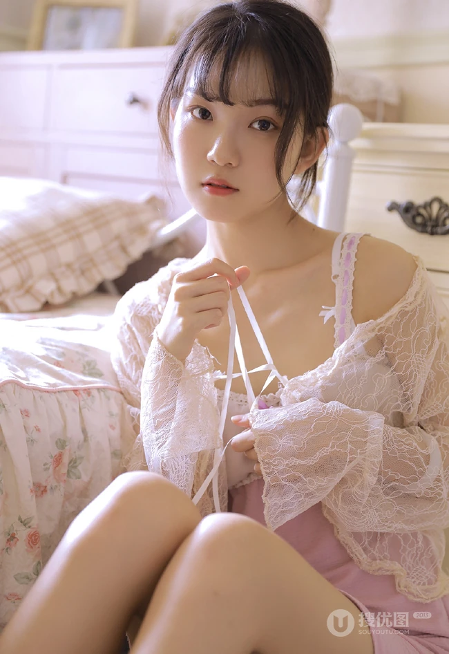 清凉肩带睡裙白皙浅粉少女室内清新吸睛私密写真图片集