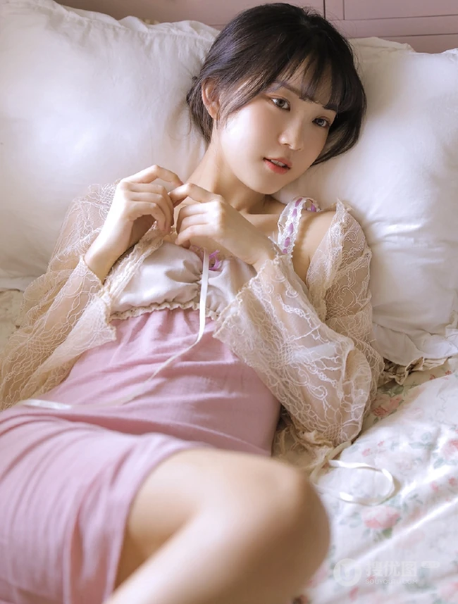 清凉肩带睡裙白皙浅粉少女室内清新吸睛私密写真图片集