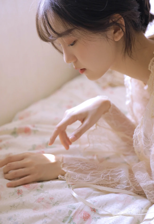清凉肩带睡裙白皙浅粉少女室内清新吸睛私密写真图片集