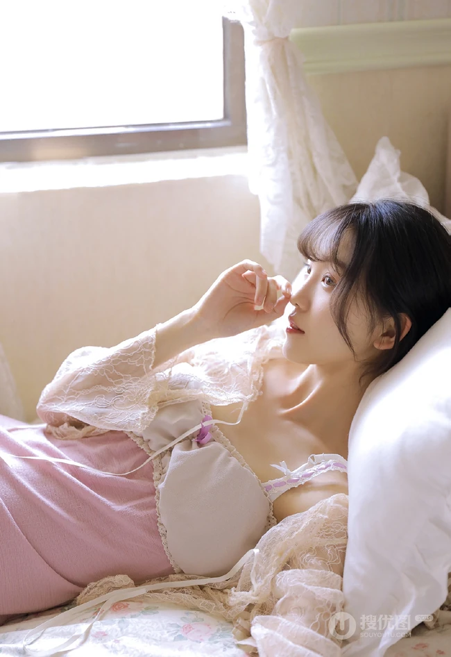 清凉肩带睡裙白皙浅粉少女室内清新吸睛私密写真图片集