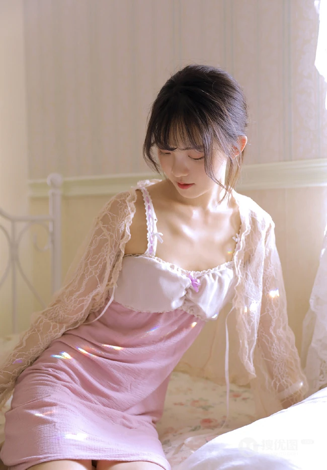 清凉肩带睡裙白皙浅粉少女室内清新吸睛私密写真图片集