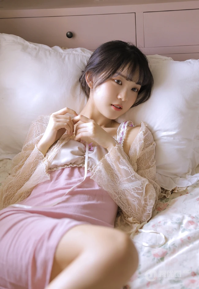 清凉肩带睡裙白皙浅粉少女室内清新吸睛私密写真图片集