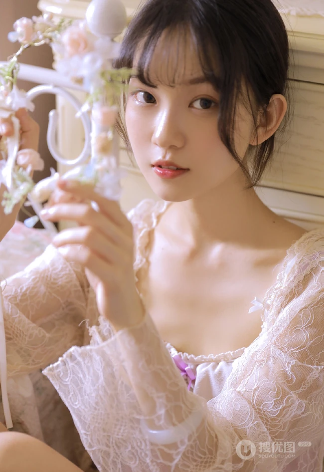 清凉肩带睡裙白皙浅粉少女室内清新吸睛私密写真图片集